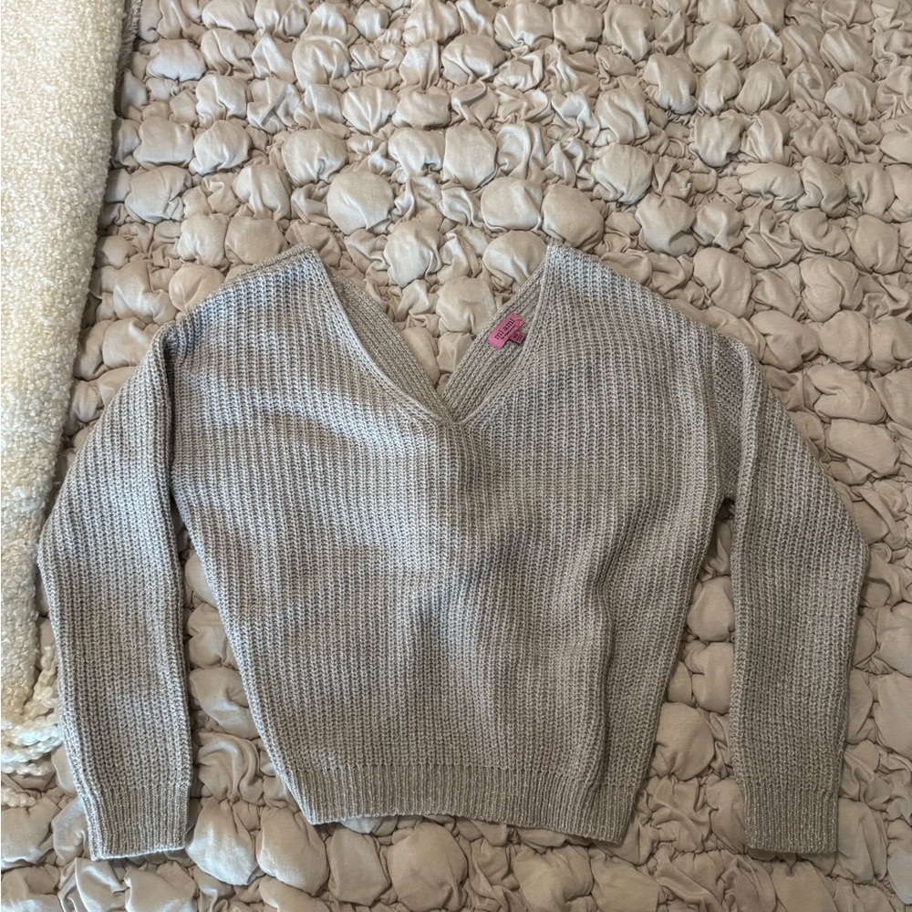 Miami Gray V-Neck Sweater with Ribbed Knit Texture